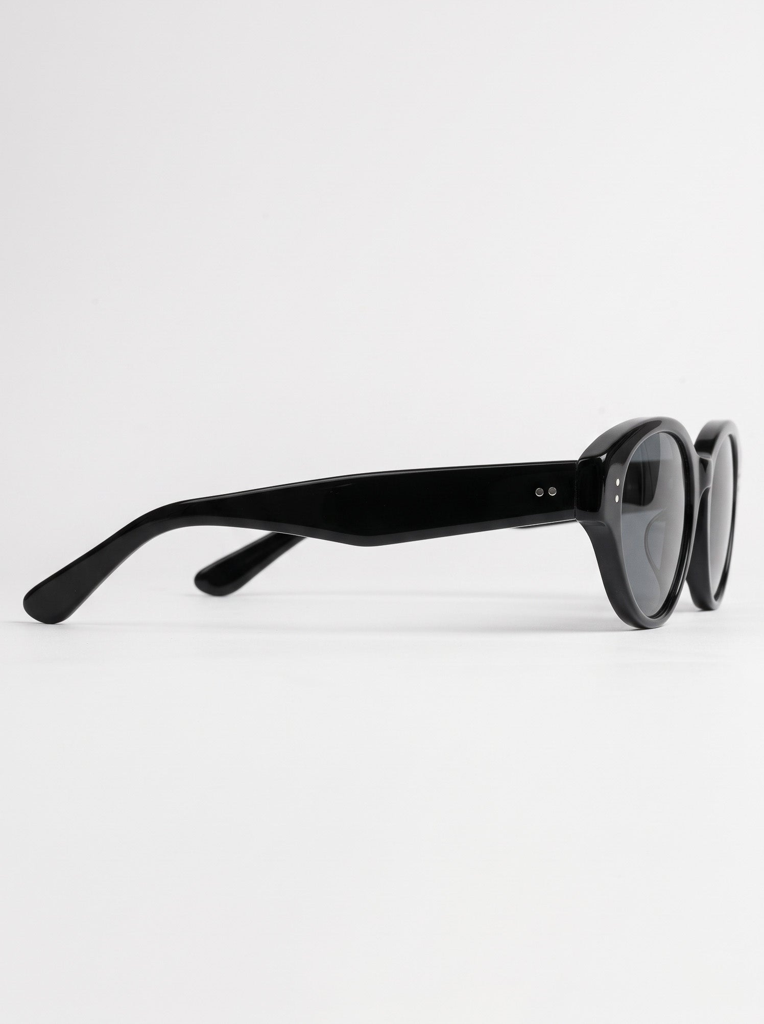 Amalia Black – side view
