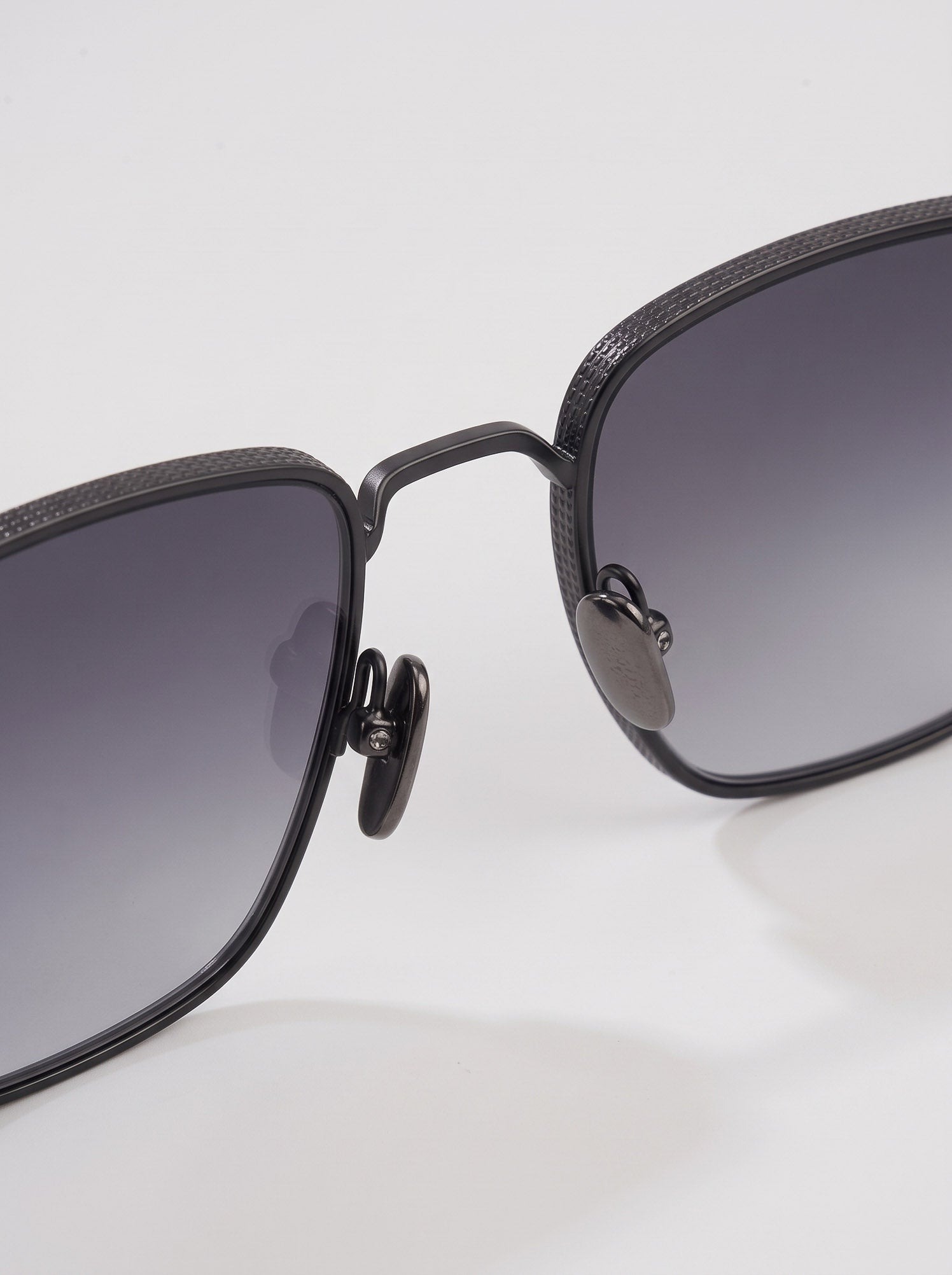 Artigiano Matte Black Grey Gradient – bridge detail