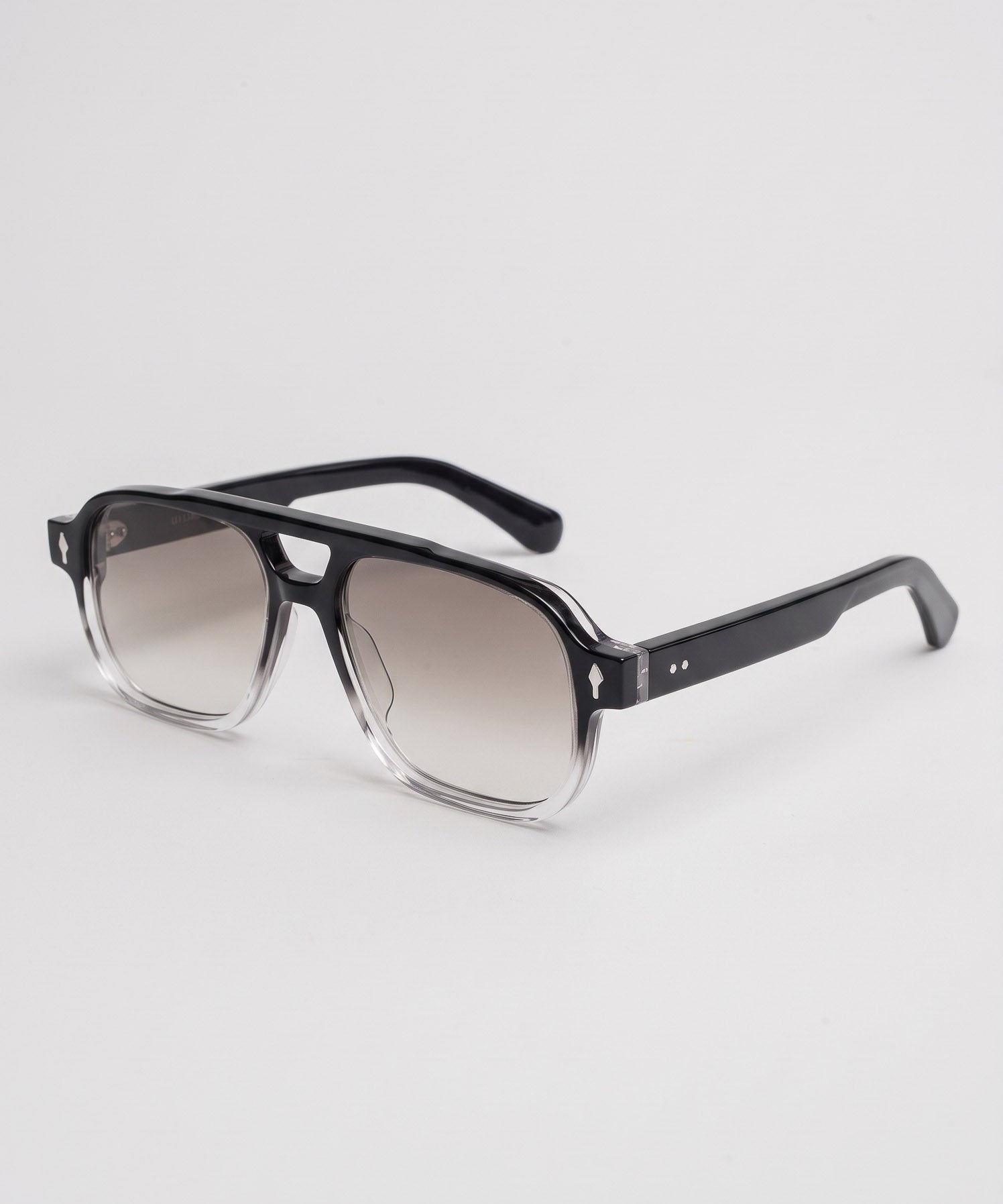 Aviatore Black Crystal Grey Gradient – three-quarter view