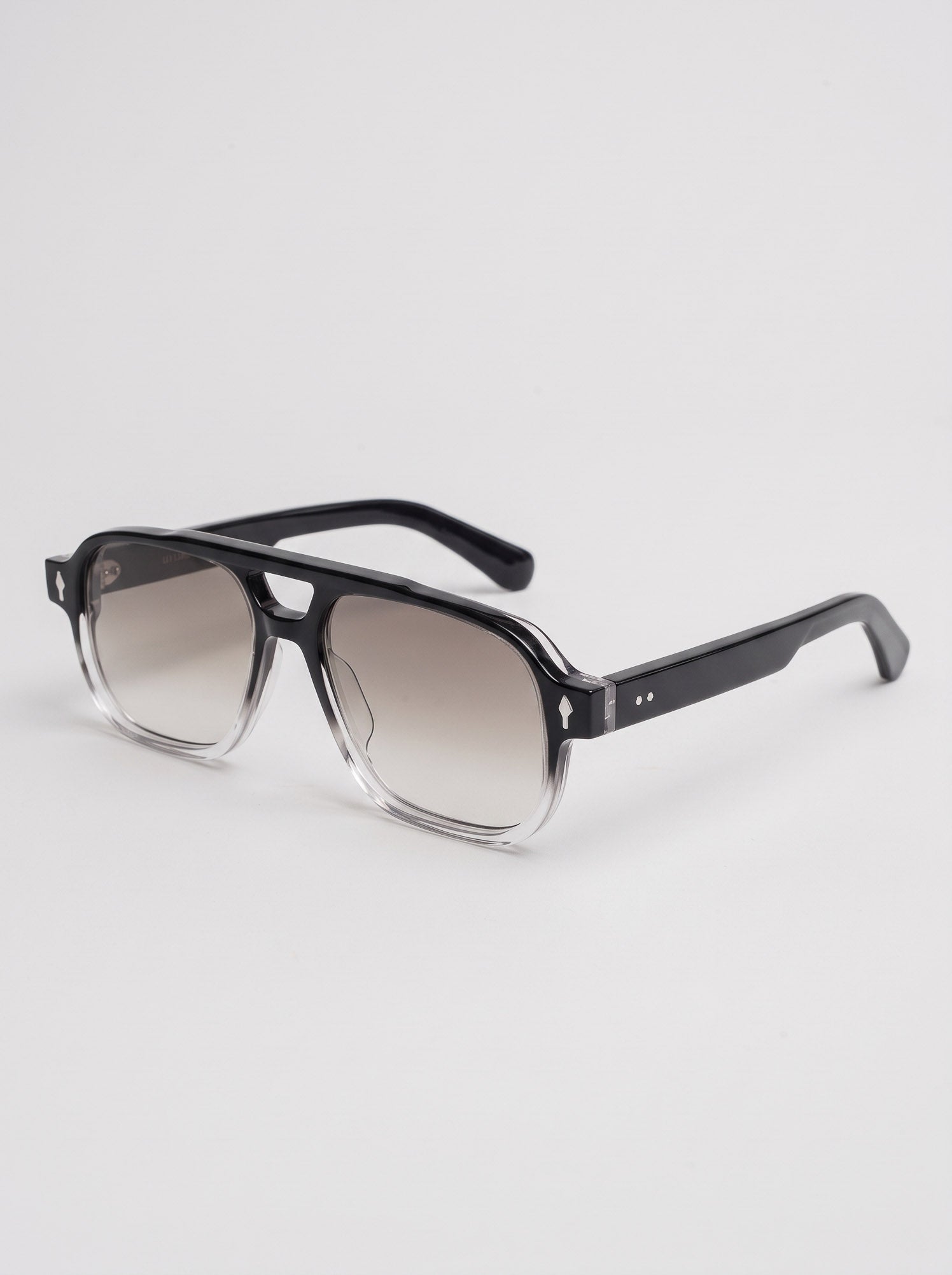 Aviatore Black Crystal Grey Gradient – three-quarter view
