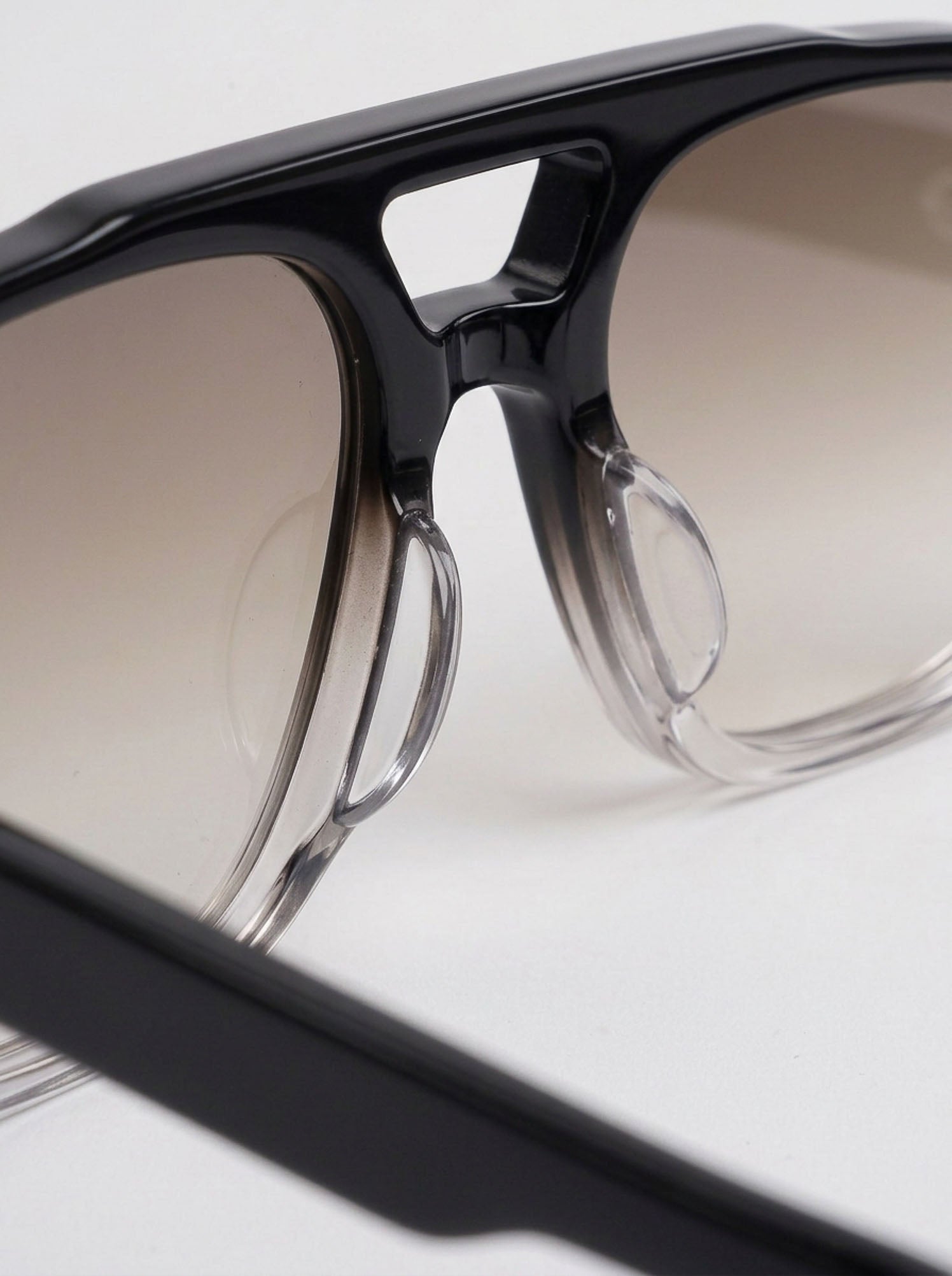 Aviatore Black Crystal Grey Gradient – bridge detail