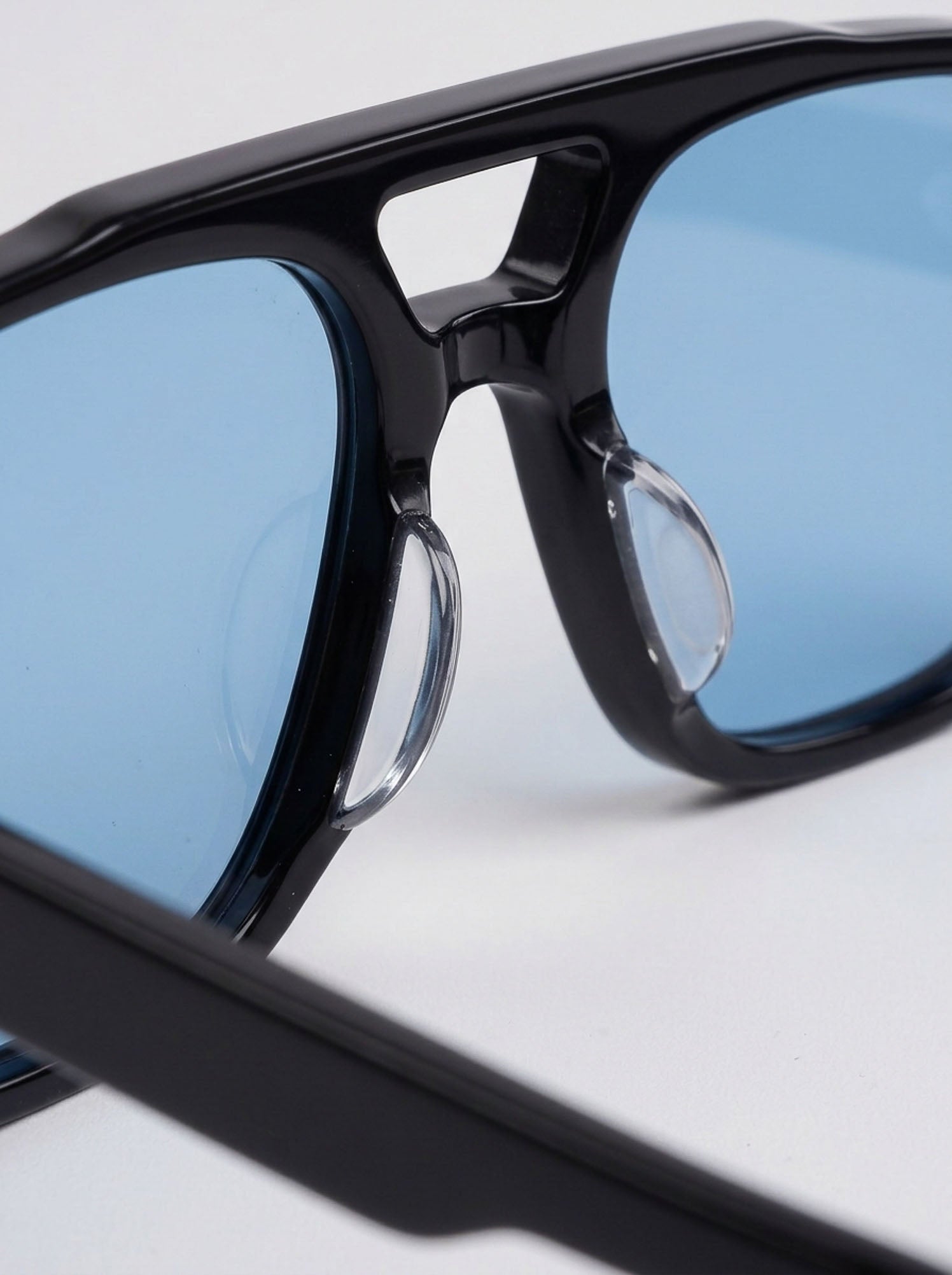 Aviatore Black Light Blue – bridge detail