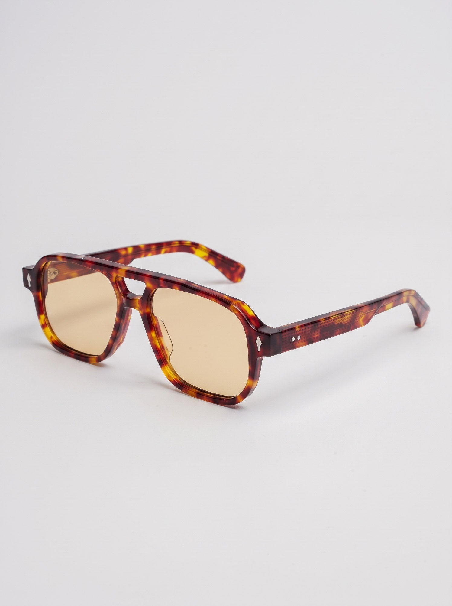 Aviatore Tortoise Amber – three-quarter view