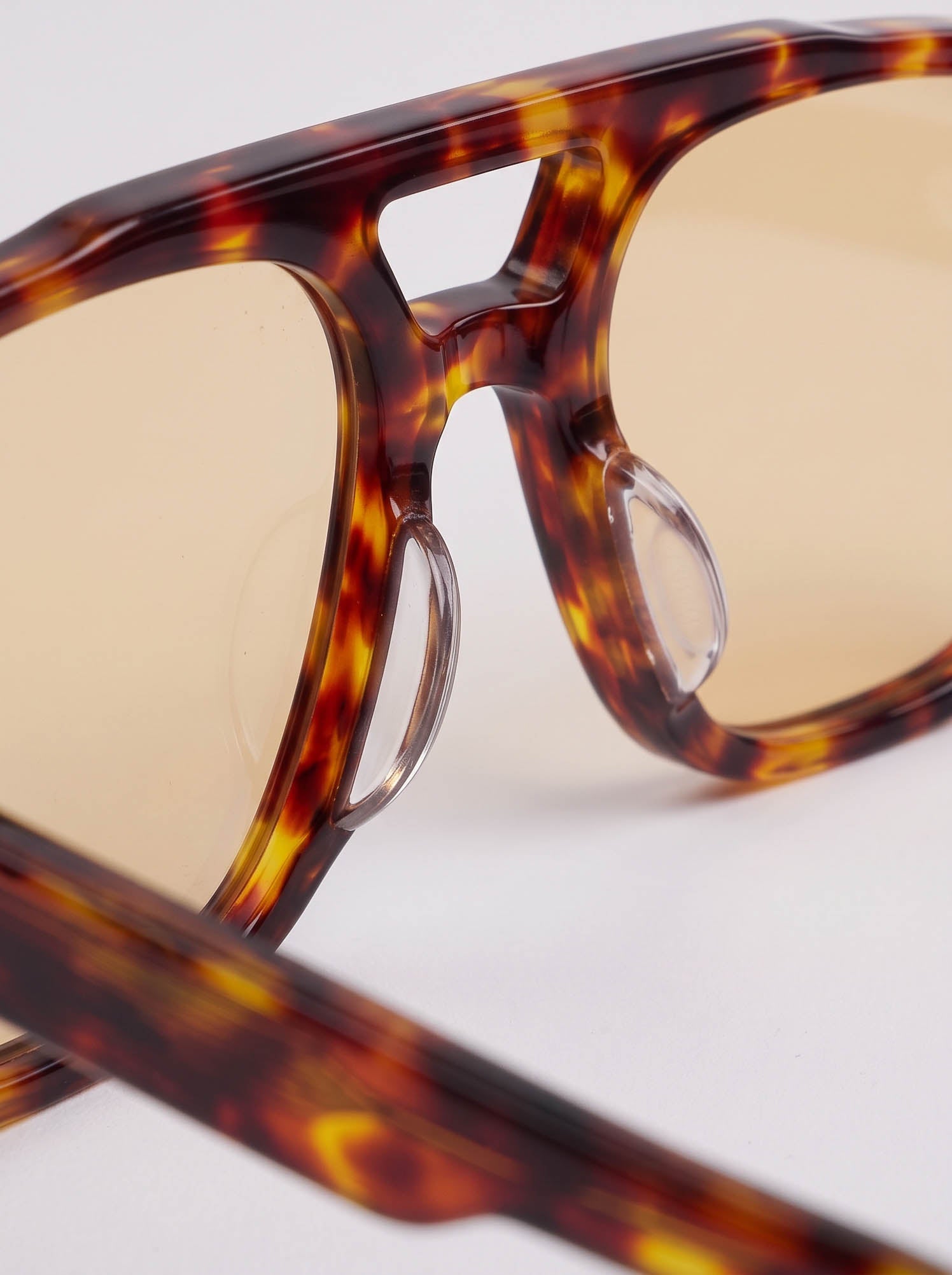 Aviatore Tortoise Amber – bridge detail