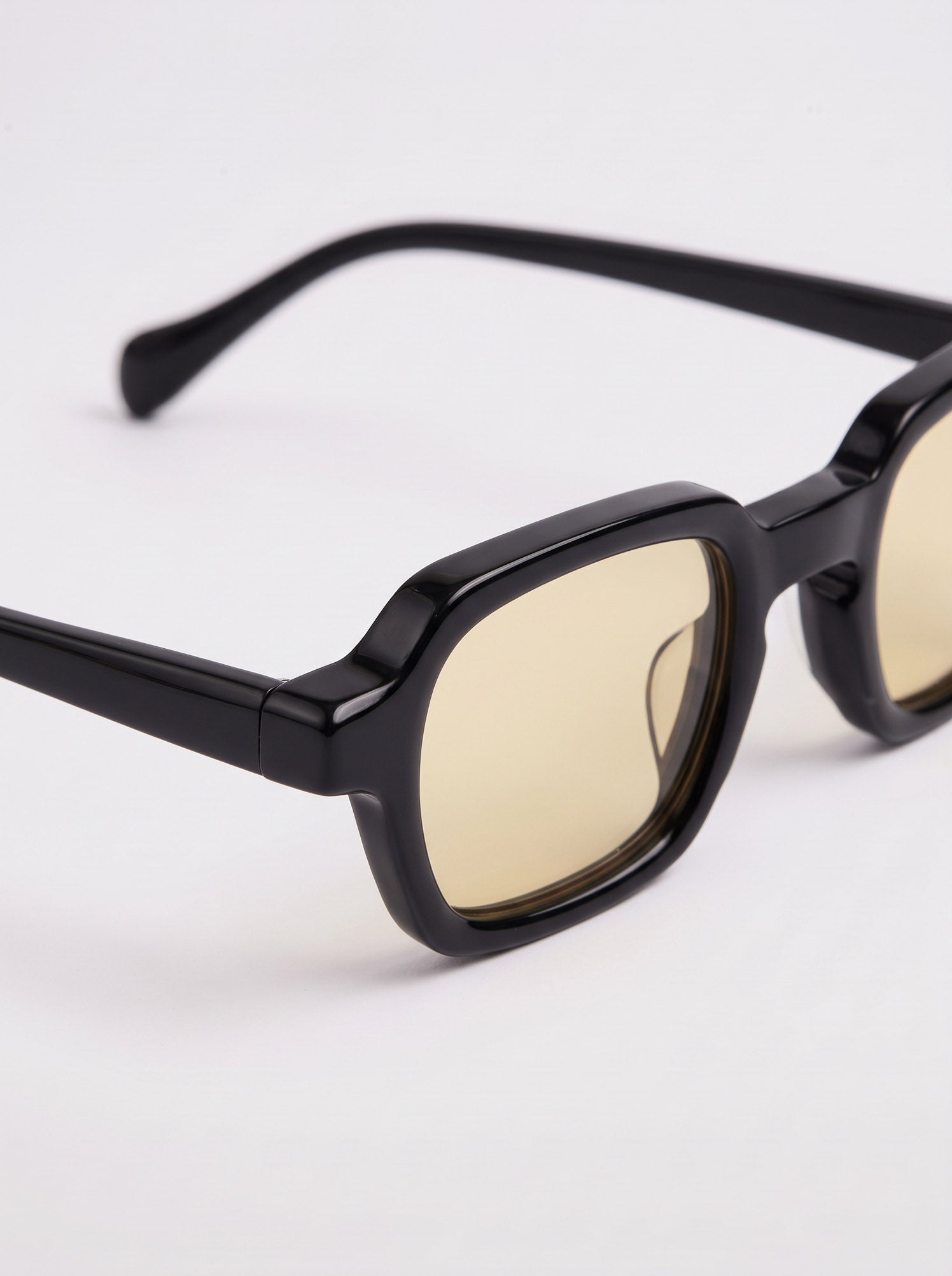 Enzo Black Amber – hinge detail view