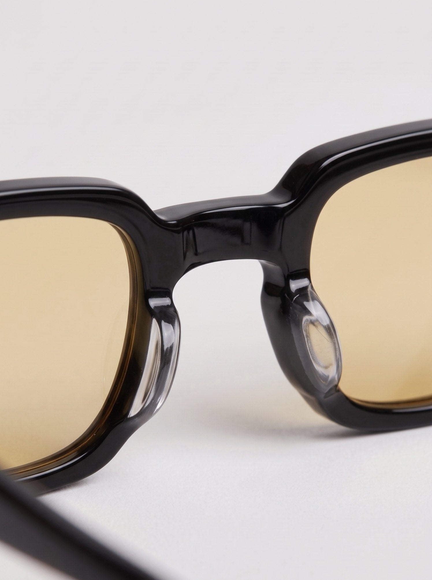 Enzo Black Amber – bridge detail view