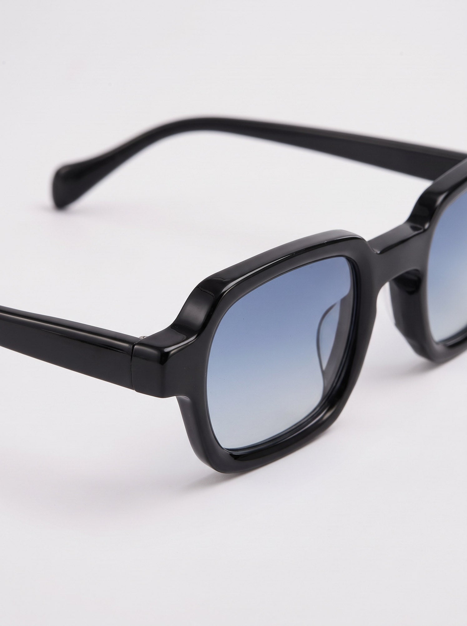 Enzo Black Blue Gradient – hinge detail view