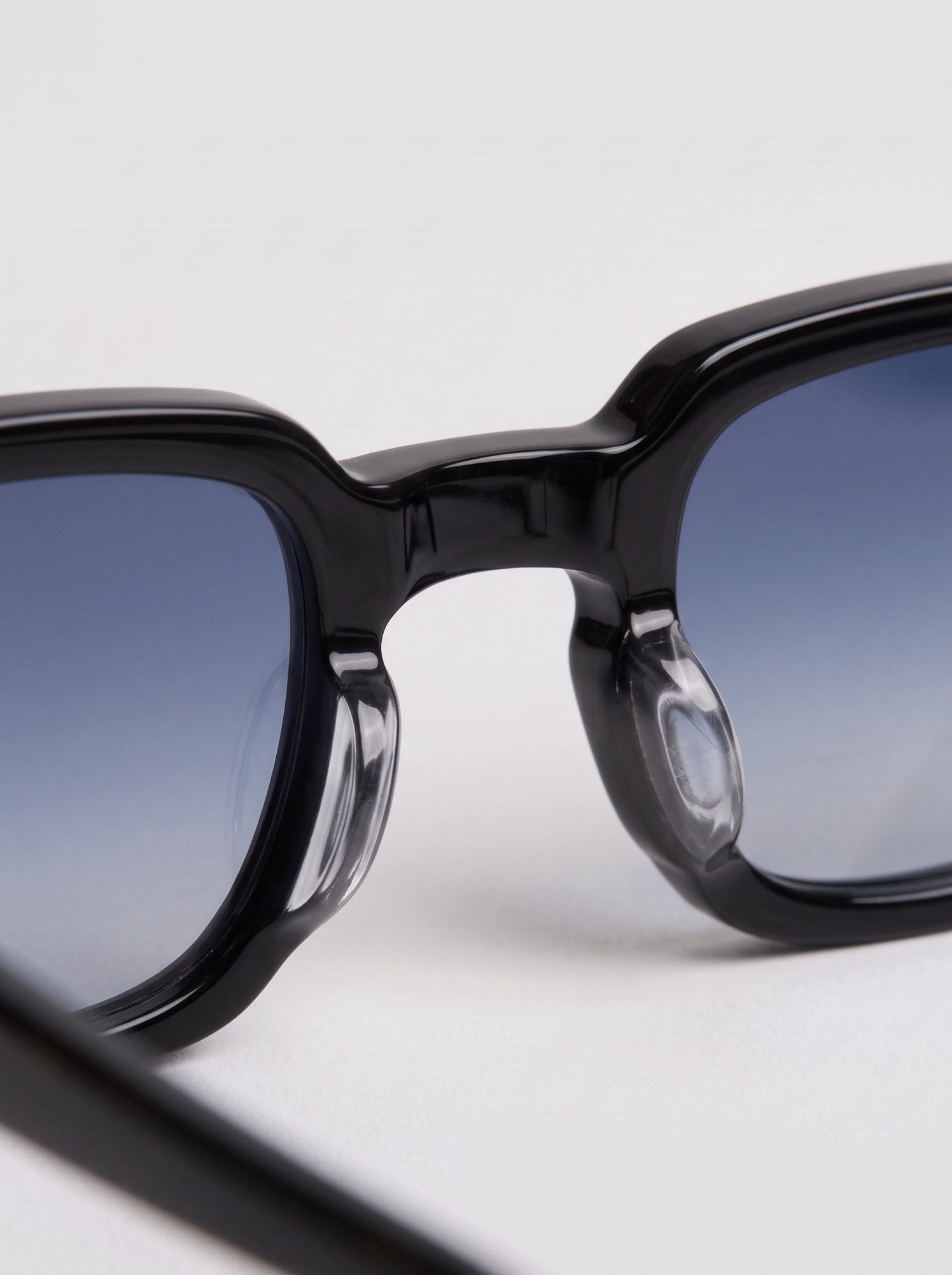 Enzo Black Blue Gradient – bridge detail view