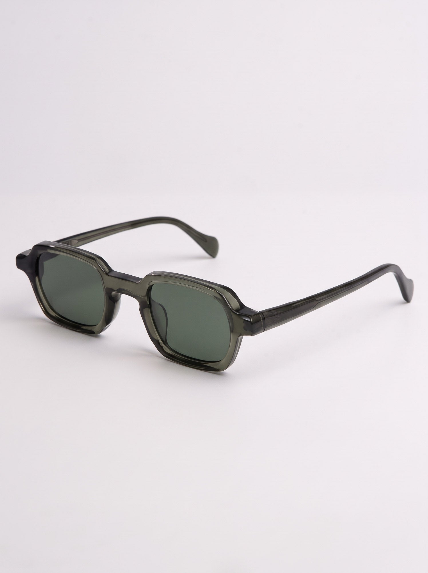 Enzo Crystal Green – three-quarter view
