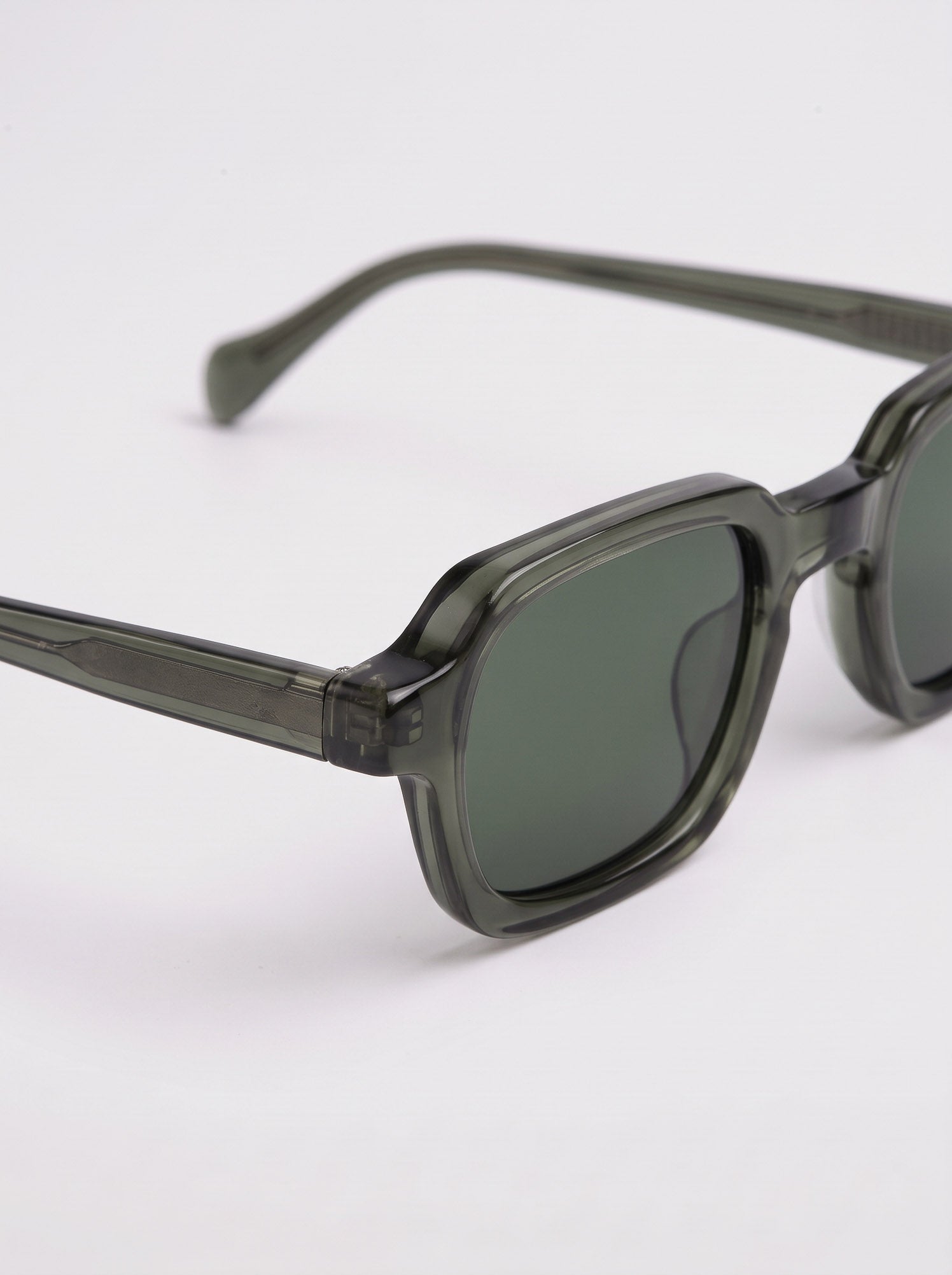 Enzo Crystal Green – hinge detail view