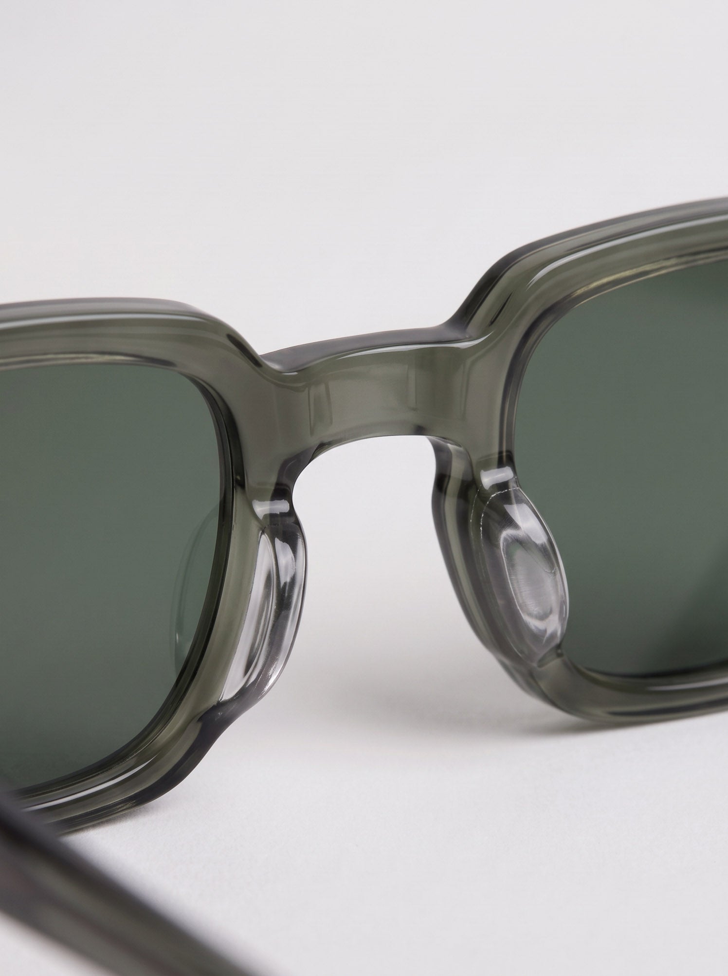 Enzo Crystal Green – bridge detail view