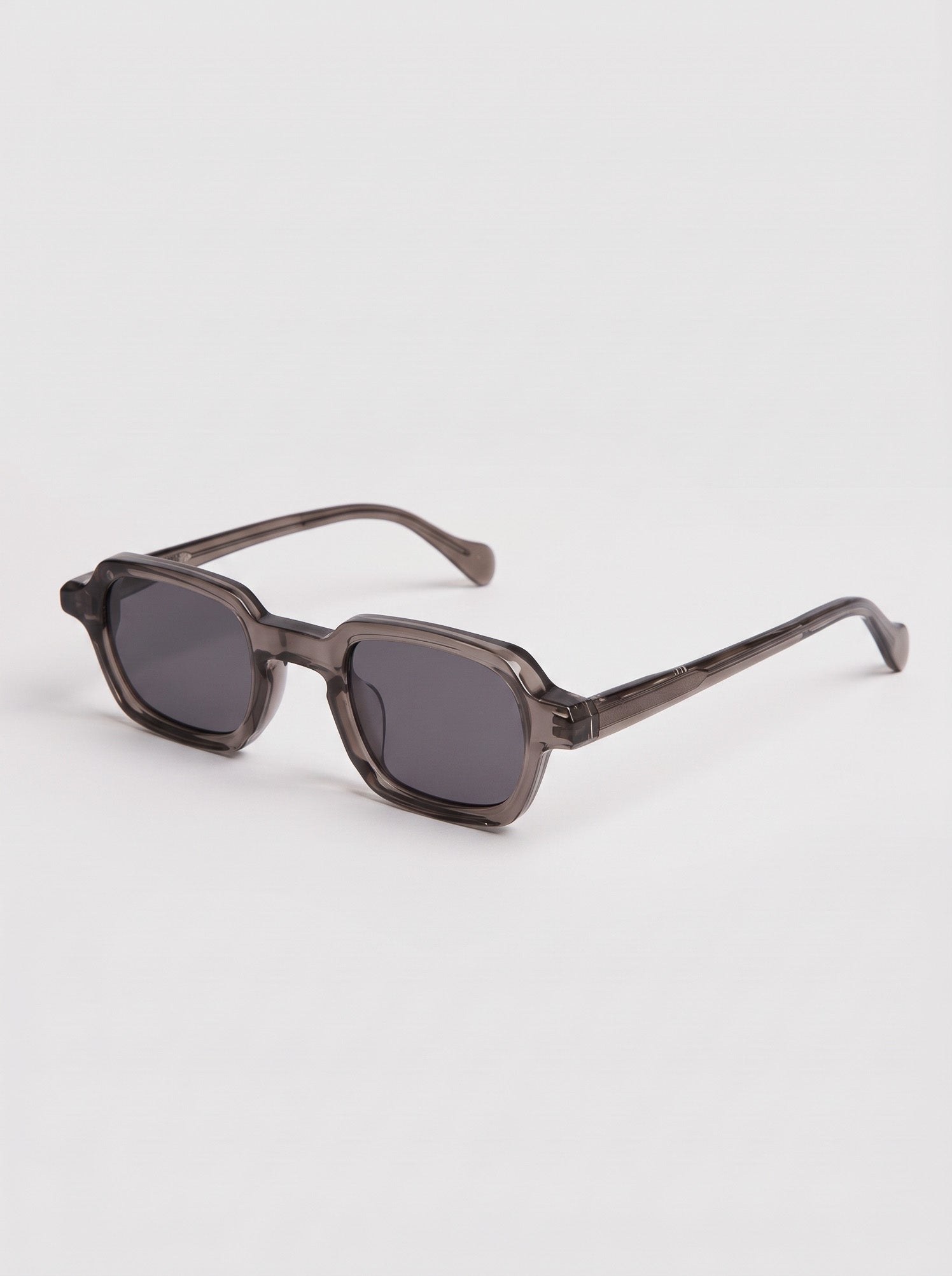 Enzo Crystal Grey – three-quarter view