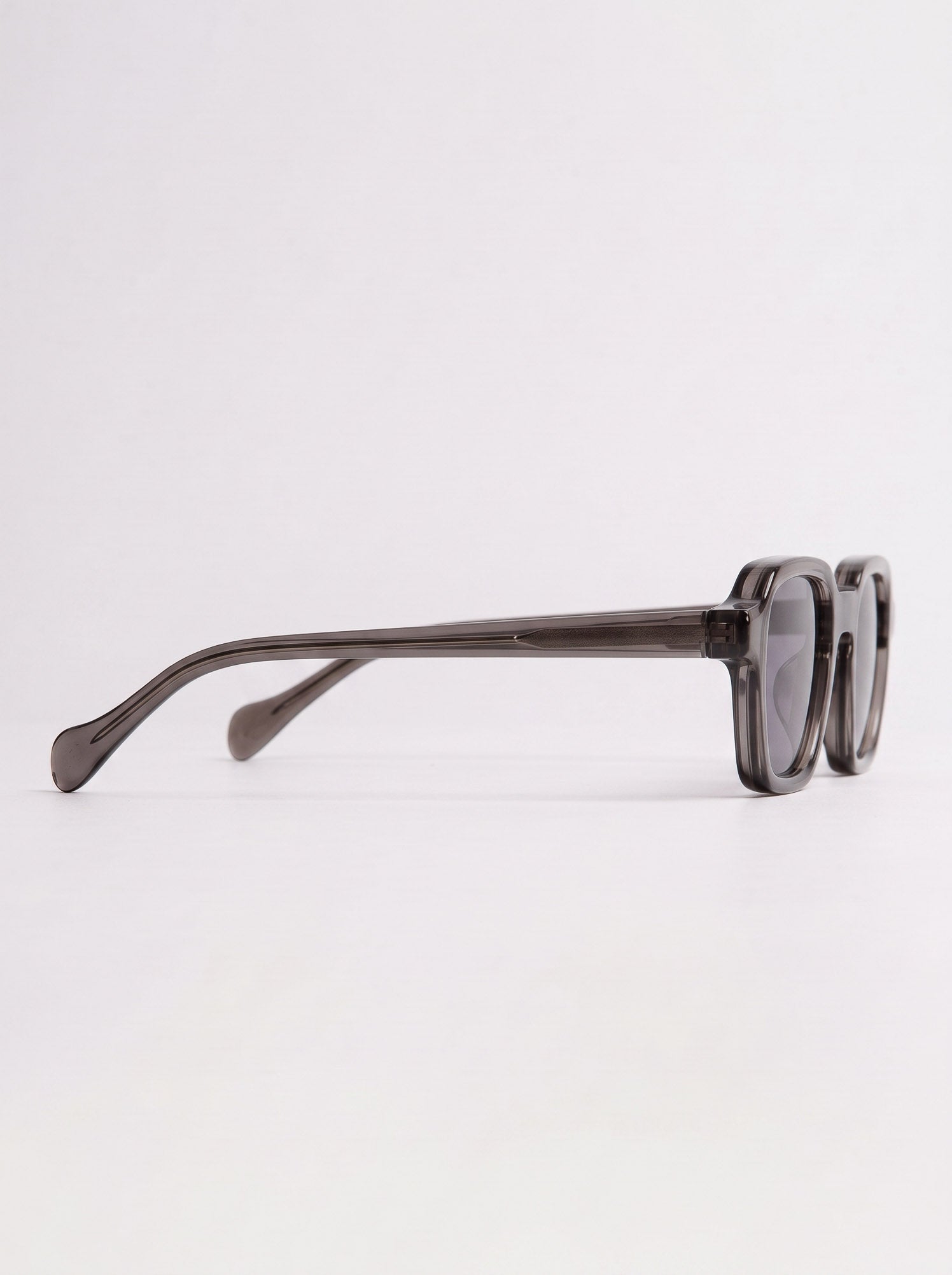 Enzo Crystal Grey – side view