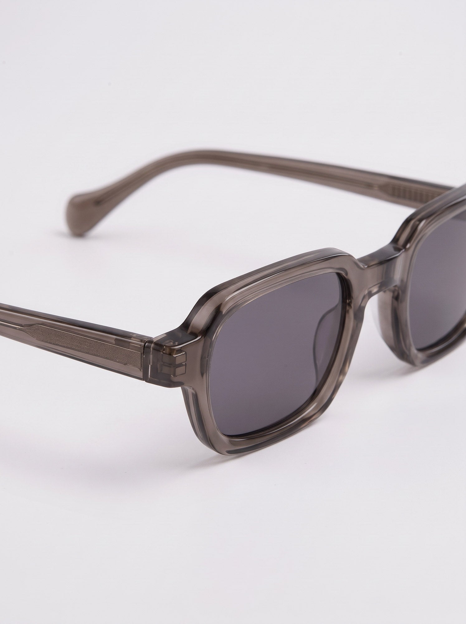 Enzo Crystal Grey – hinge detail view