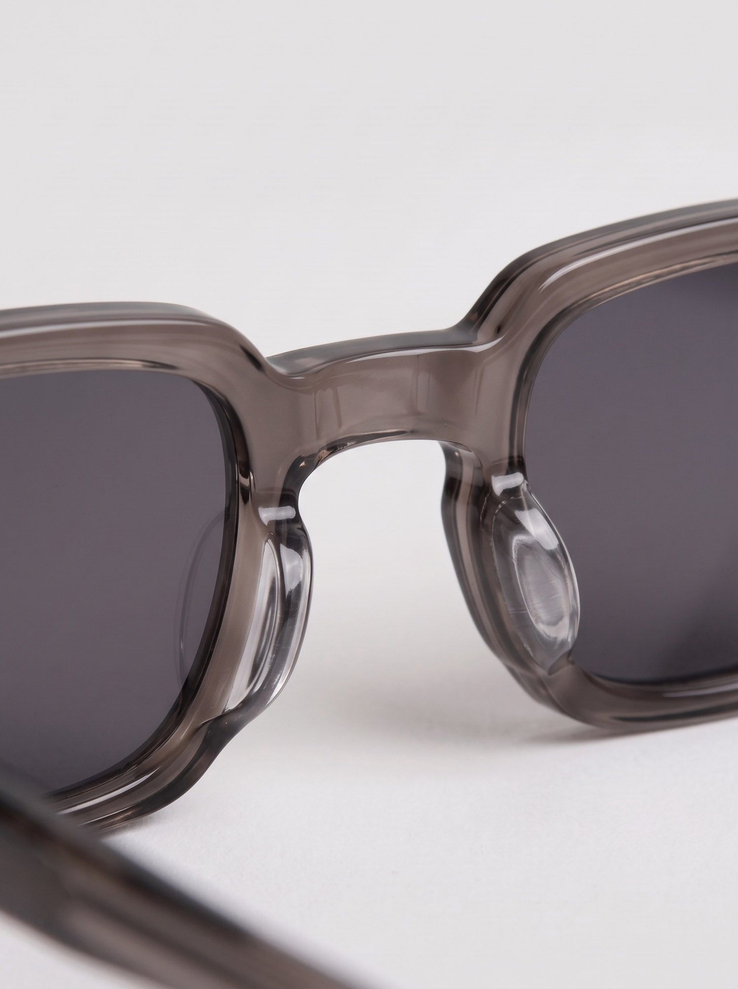 Enzo Crystal Grey – bridge detail view