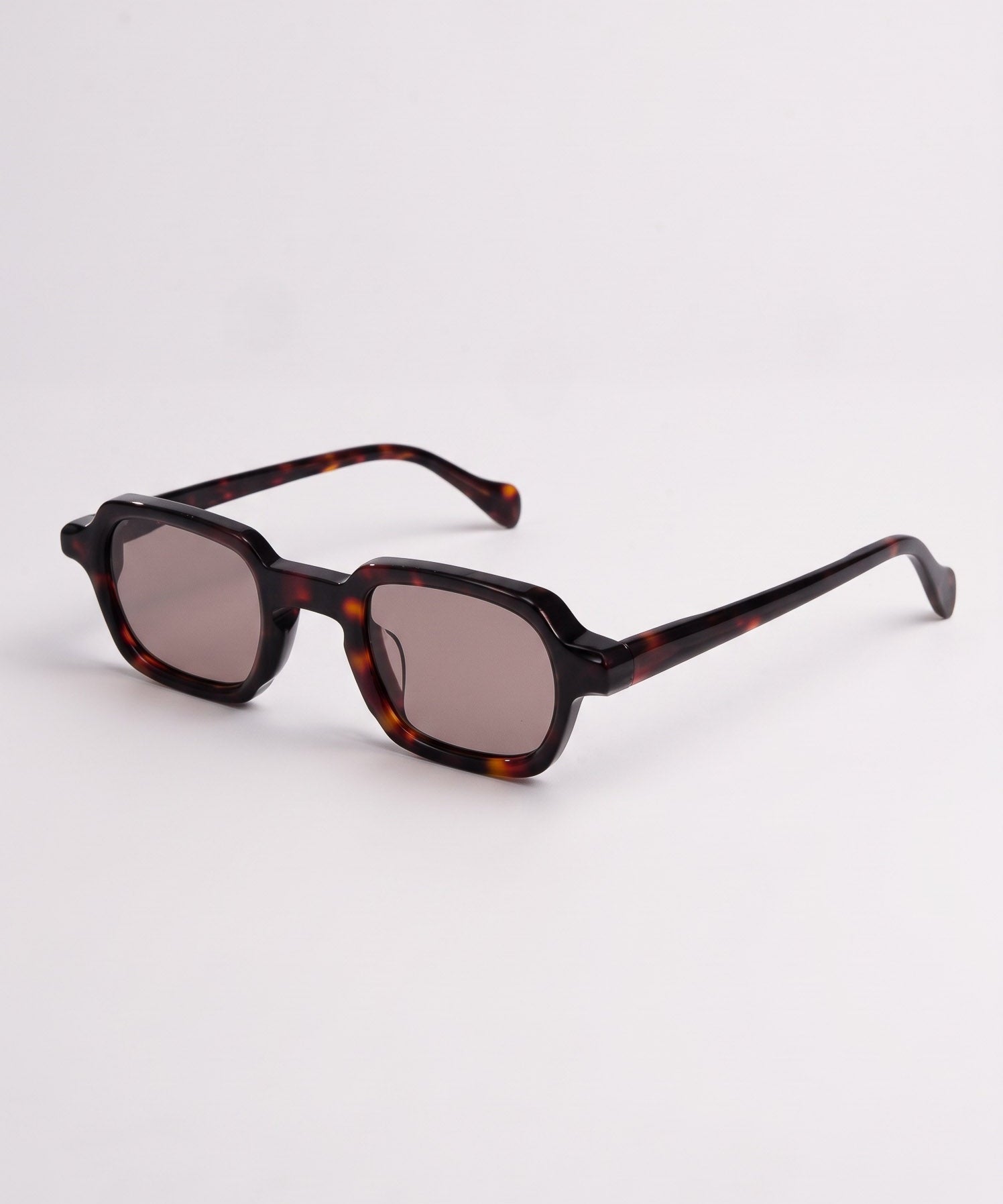 Enzo Dark Tortoise – three-quarter view