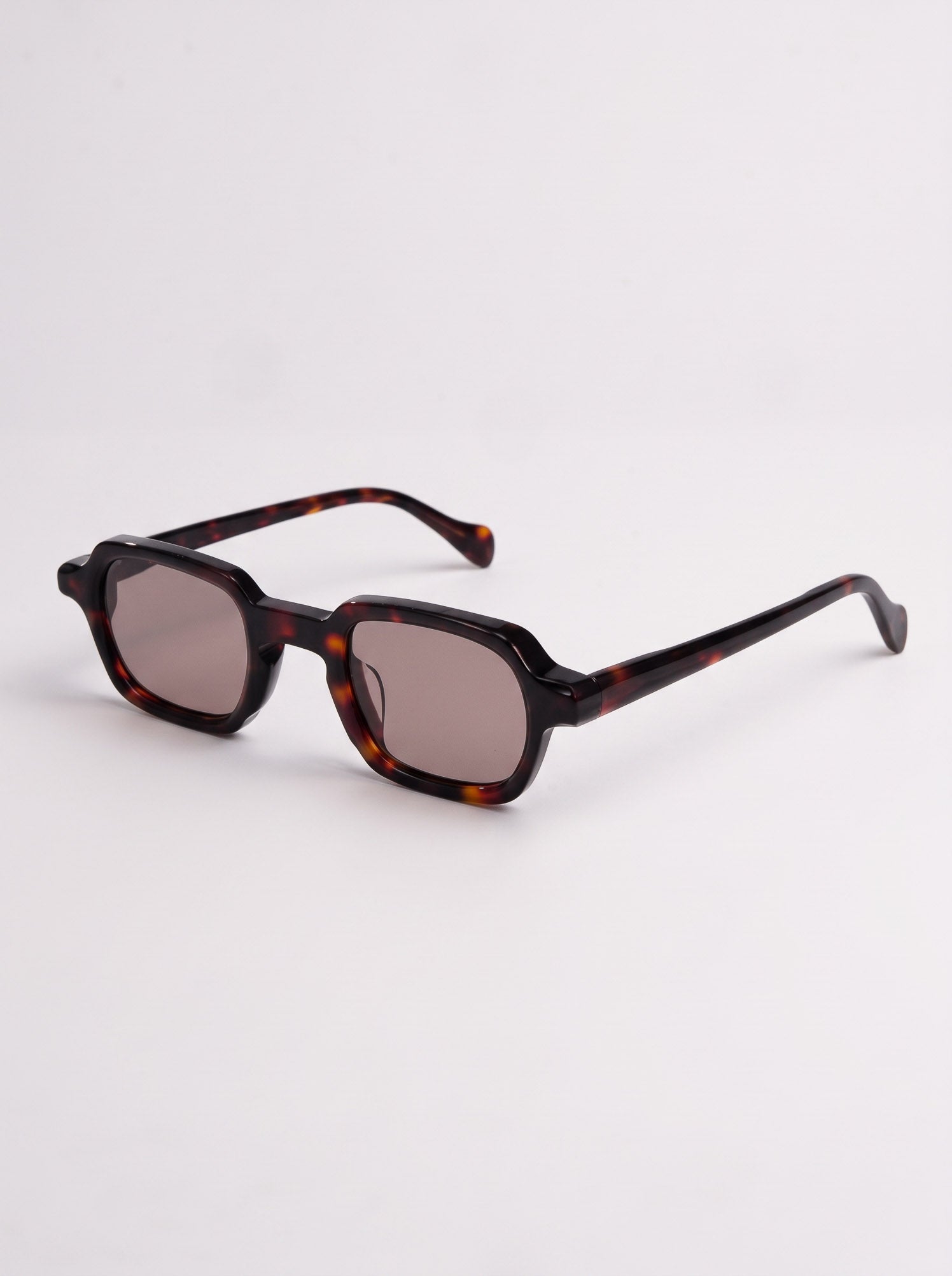 Enzo Dark Tortoise – three-quarter view