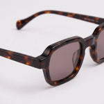 Enzo Dark Tortoise – hinge detail view