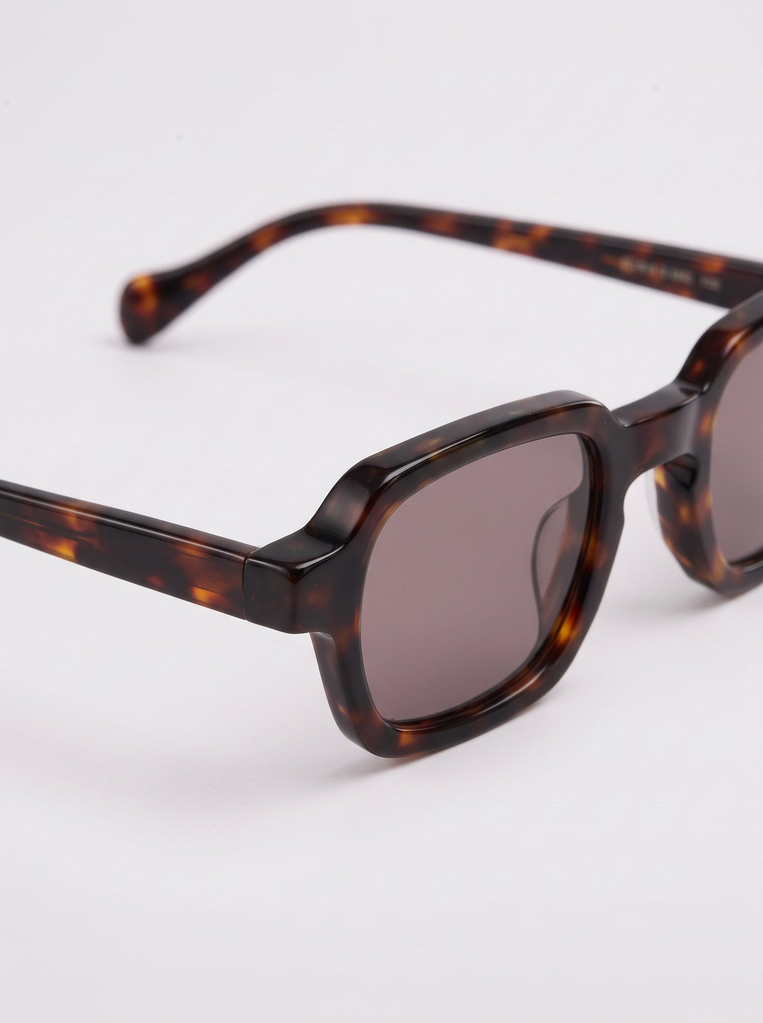 Enzo Dark Tortoise – hinge detail view