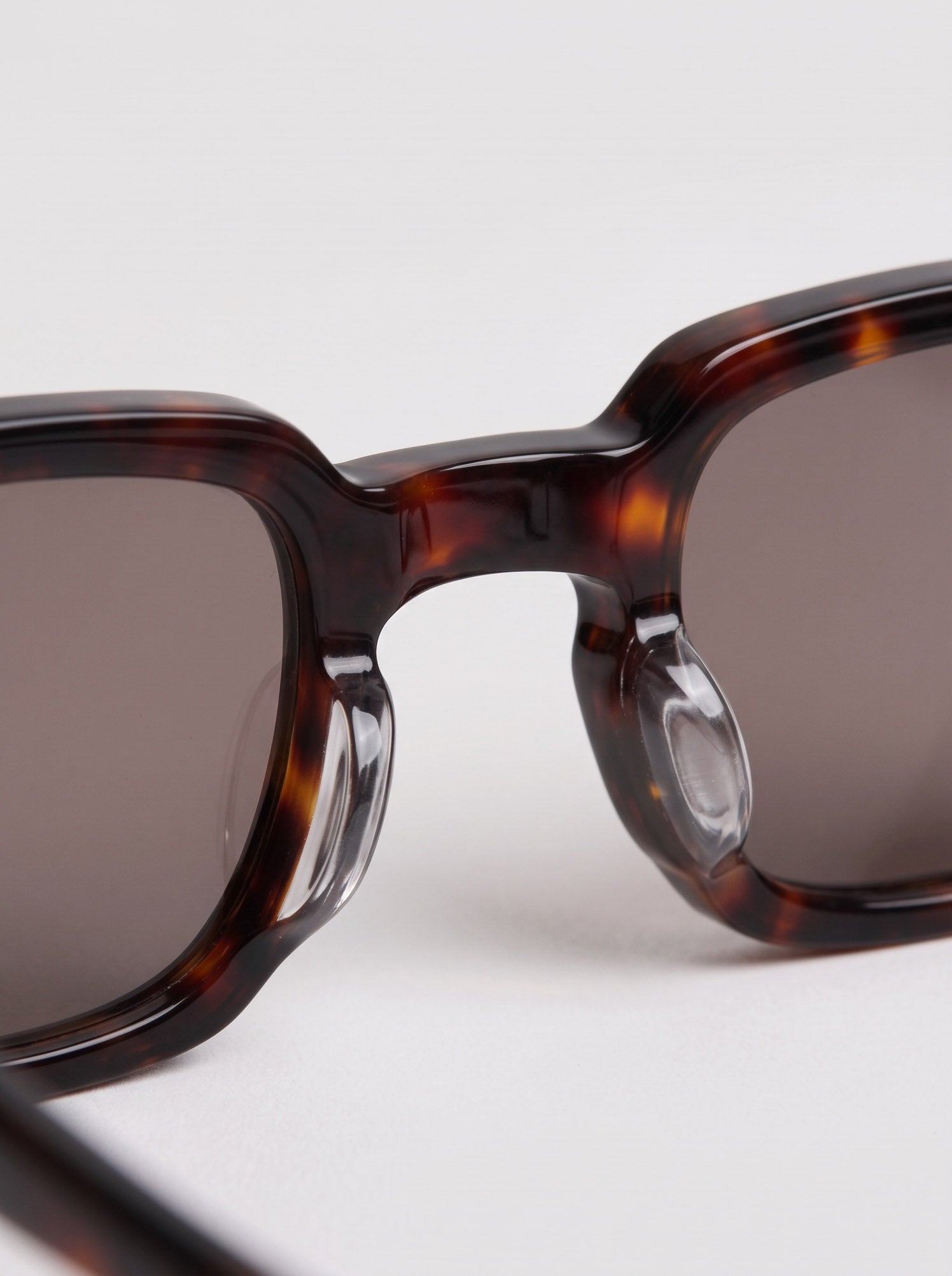 Enzo Dark Tortoise – bridge detail view