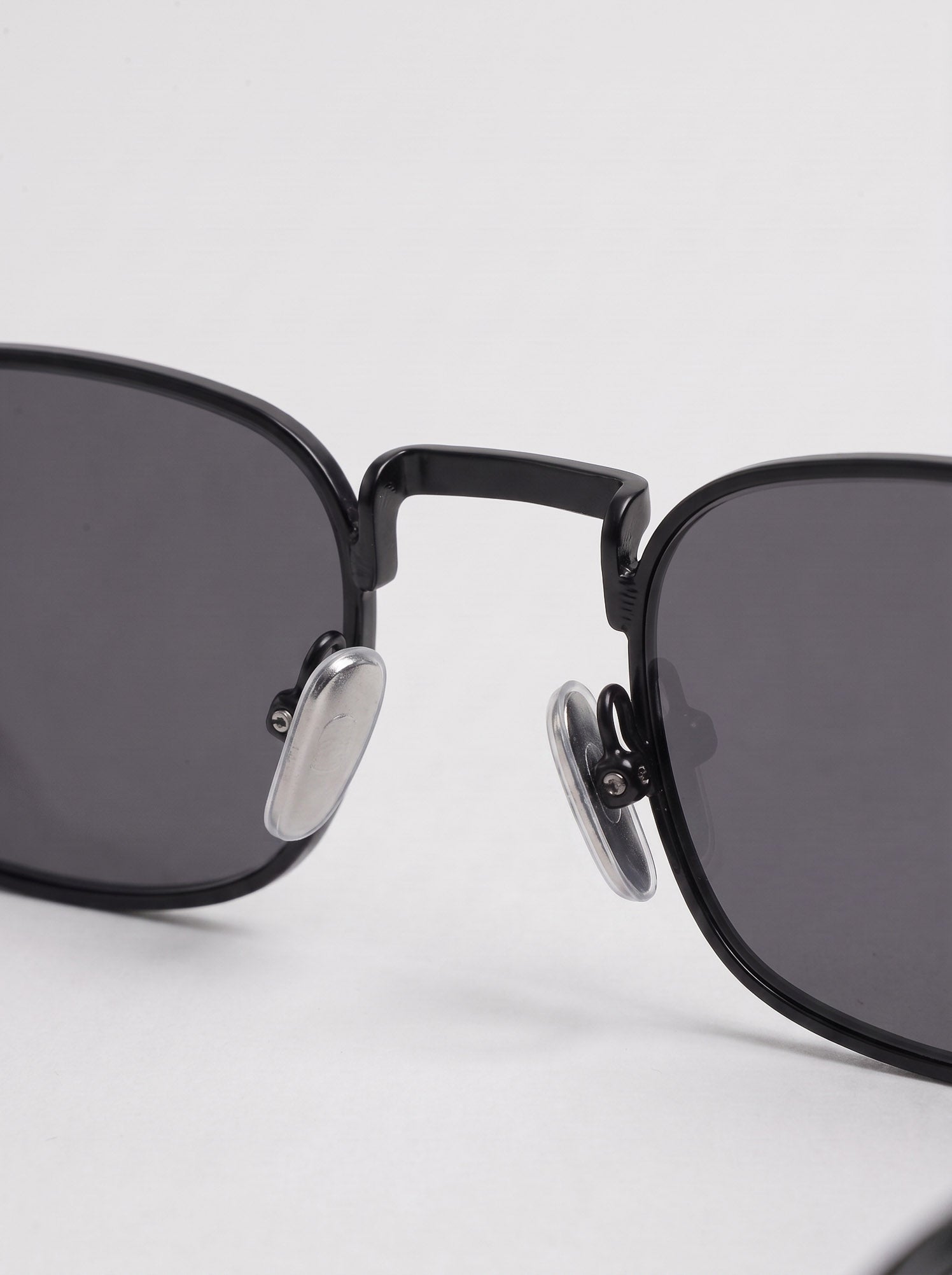 Ettore Matte Black Smoke – bridge detail