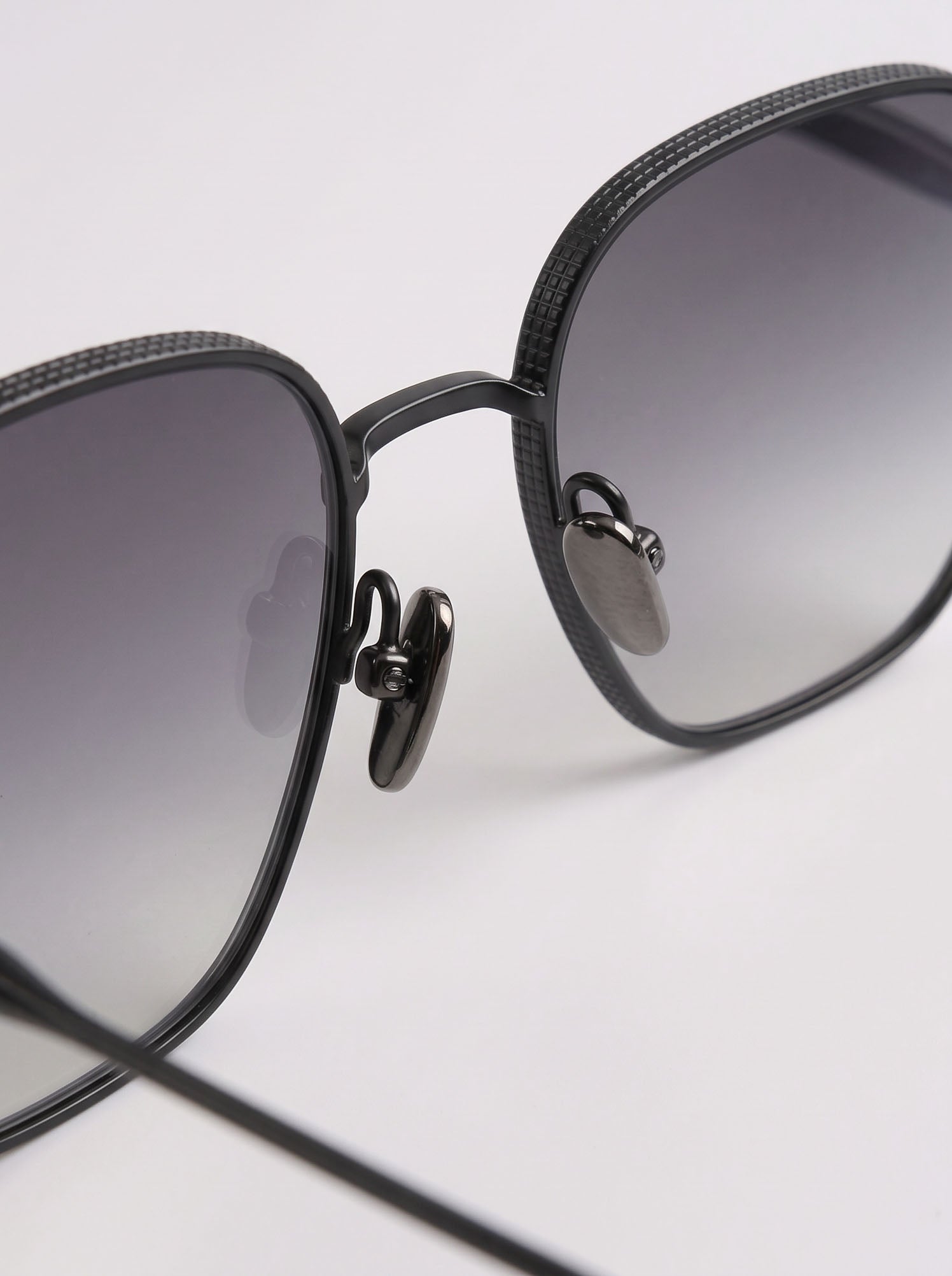 Gaetano Matte Black Grey Gradient – bridge detail view