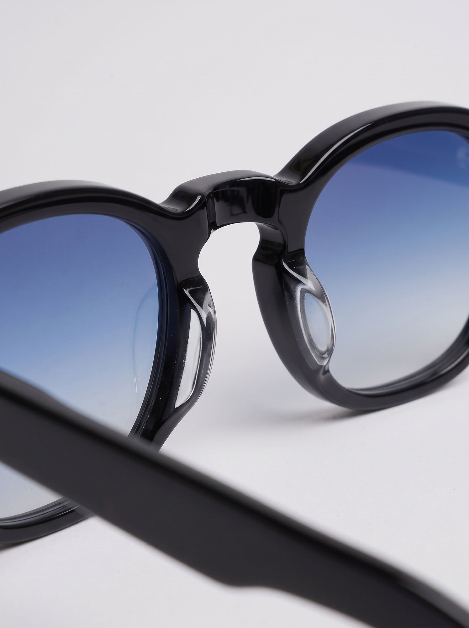 Giacomo Black Blue Gradient – bridge detail
