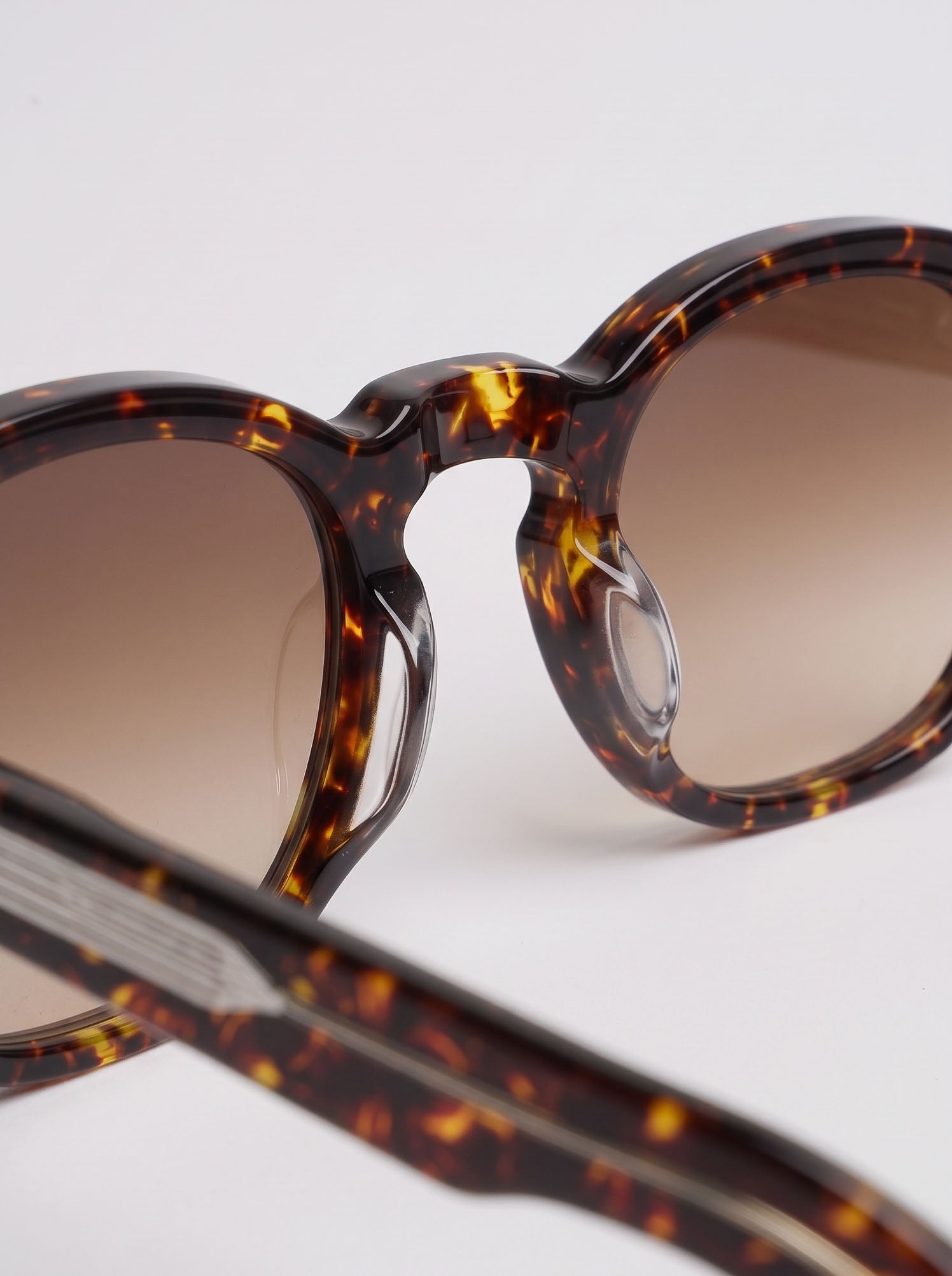 Giacomo Tortoise Brown Gradient – bridge detail